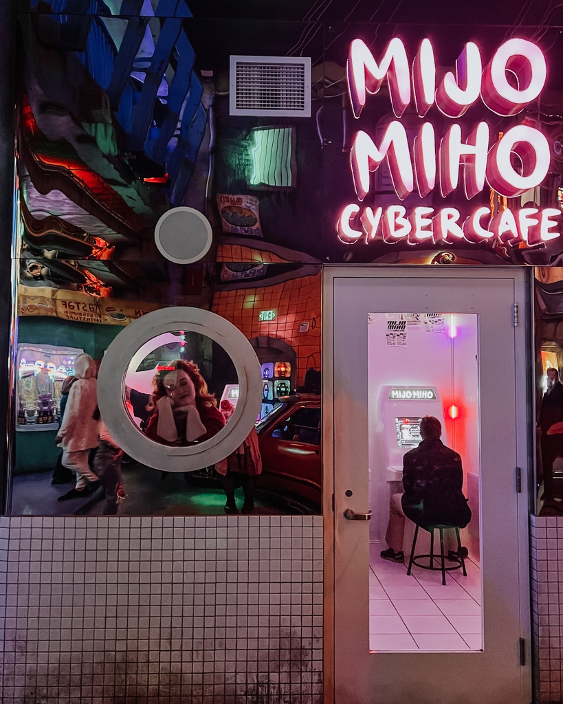 mrgtfrench's tweet photo. Just hanging out in C-Street, as you do.
🦖
#meowwolf #convergencestation #omegamart #houseofeternalreturn #immersiveexperience #immersiveart #themeentertainment #themepark #experientialart
#multimediaarts https://t.co/I86lGfa6Bm