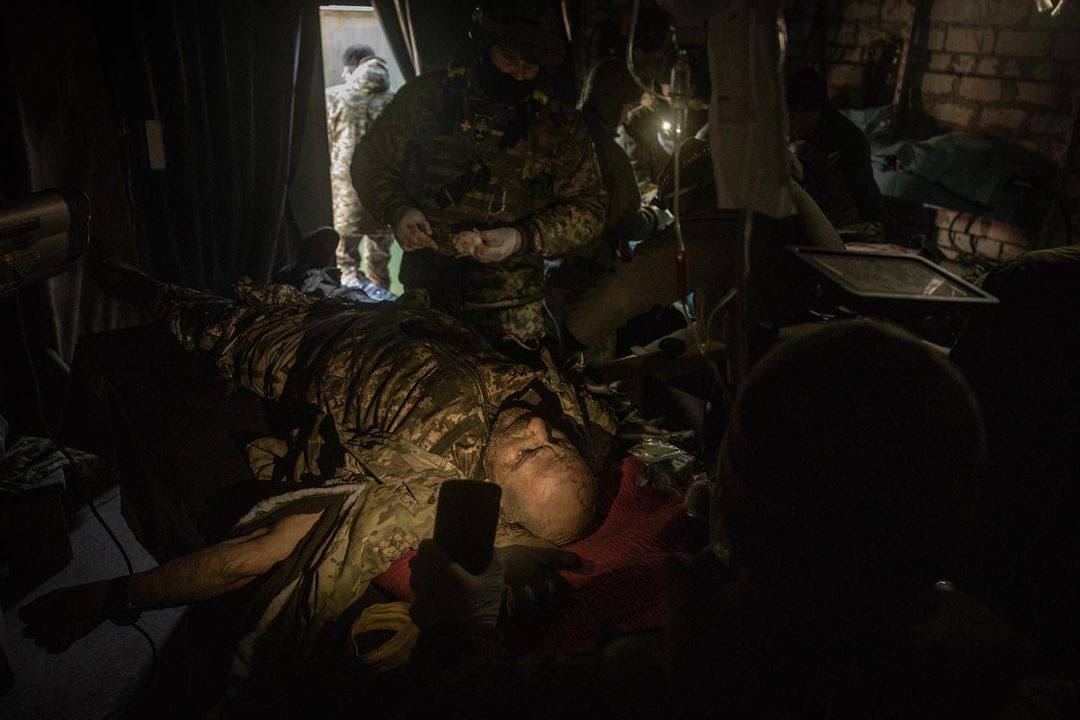besstrasnij1's tweet photo. #UkraineUnderAttack #WarInUkraine 
#Bakhmut #BakhmutHolds #stoprussia #russiaisateroriststate
#War2023 #Ukraine #Ukrainians
#UkrainianArmy #UkrainianArmedForces #PrayForUkrainianArmedForces #ArmUkraine 
In the Bakhmut cold and death around
We pay the biggest price for our freedom https://t.co/K5BsfvEIeF