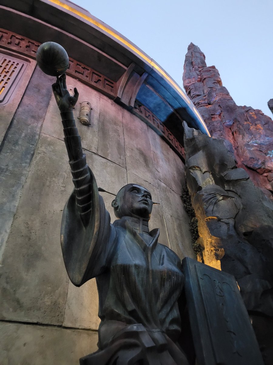 FairyoftheDead's tweet image. The rain made tears and I became suddenly obsessed and felt so very close to her.
#swge #Disneyland #starwars