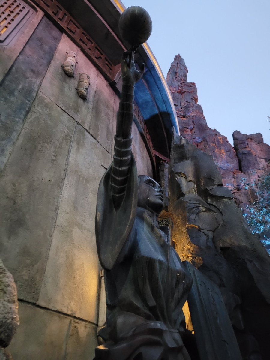 FairyoftheDead's tweet image. The rain made tears and I became suddenly obsessed and felt so very close to her.
#swge #Disneyland #starwars