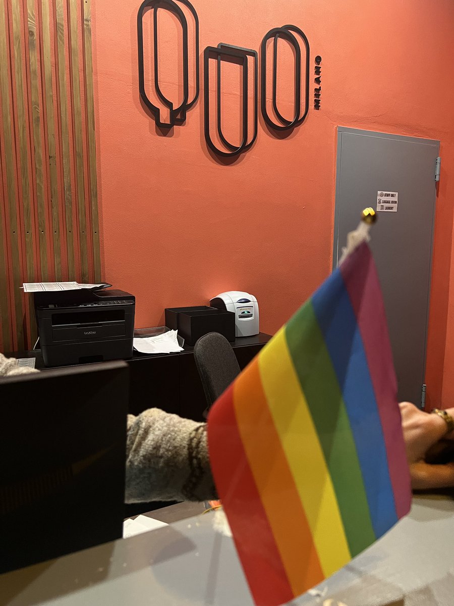 Rowan08302's tweet photo. 米蘭青旅有彩虹旗🏳️‍🌈
真是很友善
#QUOmilaon https://t.co/r751rKQ2SM