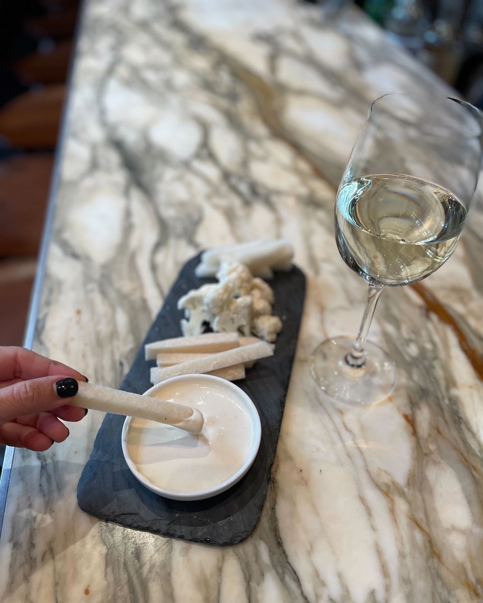 Getting our Winter Whites on! 

Special this evening ~ Winter White Crudités board with Asian pear, jicama &amp; cauliflower - dunk it all in a Crème Fraîche-White Miso Dipping Sauce &amp; pair with a refreshing glass of Greco do Tufo 👌👌👌

📸: @amorettecasaus