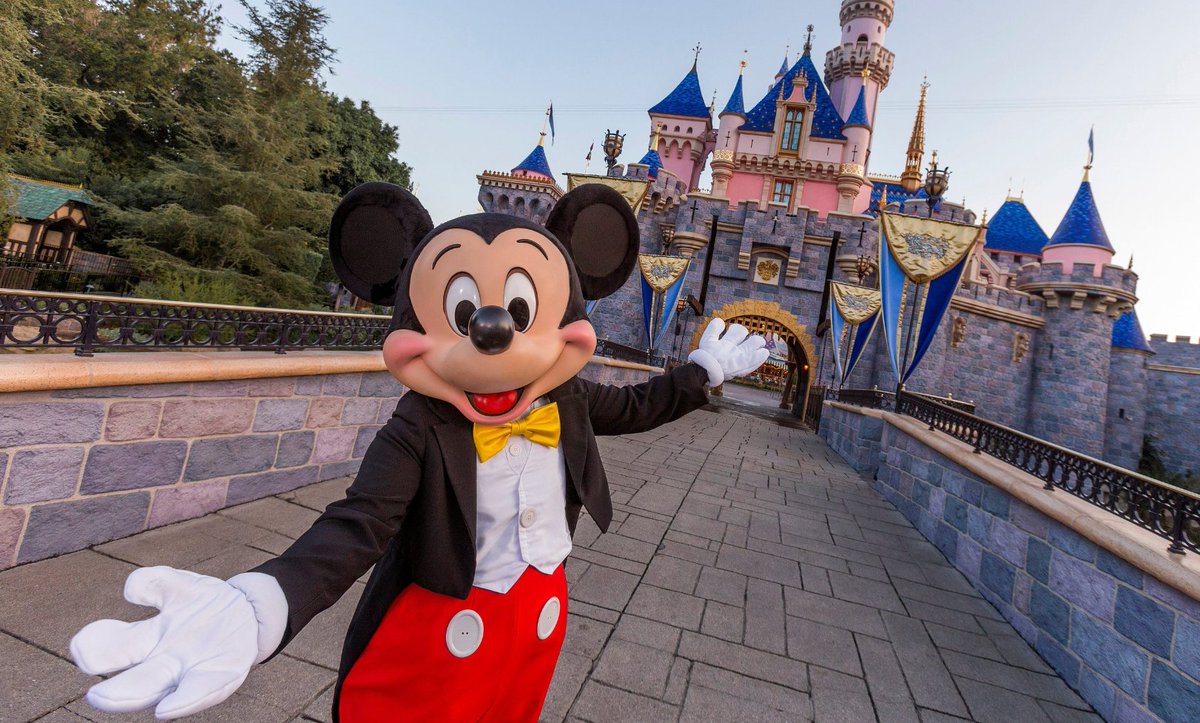 ScottGustin's tweet photo. NEW: Park hopping hours at Disneyland will begin at 11 a.m. starting February 4. Also starting on that date, guests will also be able to receive complimentary PhotoPass attraction downloads for the Disney100 celebration https://t.co/9a9bTYiN9K