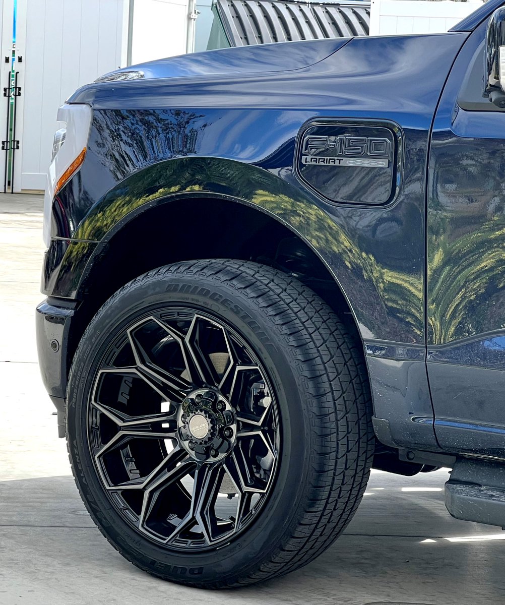 4PlayWheels's tweet photo. 22x10 4P83's on the Ford Lightning - BOLT ON!  NO rubbing whatsoever on stock suspension / 285x45/22

#FORDLIGHTNING #LIGHTNING #FORDF150LIGHTNING #LIGHTNINGF150 #evtrucks #raptor #fordraptor #4playwheels #raptorsvt #22inchwheels #liftedraptor #fordf150 #f150 #liftedf150 https://t.co/DJebQK6RBV
