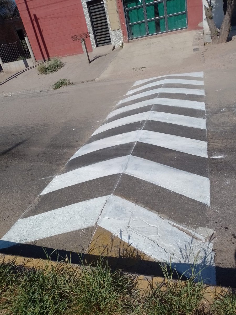 Munilarioja's tweet photo. Además renovamos señalizamos los reductores de velocidad ubicados sobre avenida Santa Rosa.
#PlandeCalles
#LaMunihace https://t.co/3BVMo0N85i