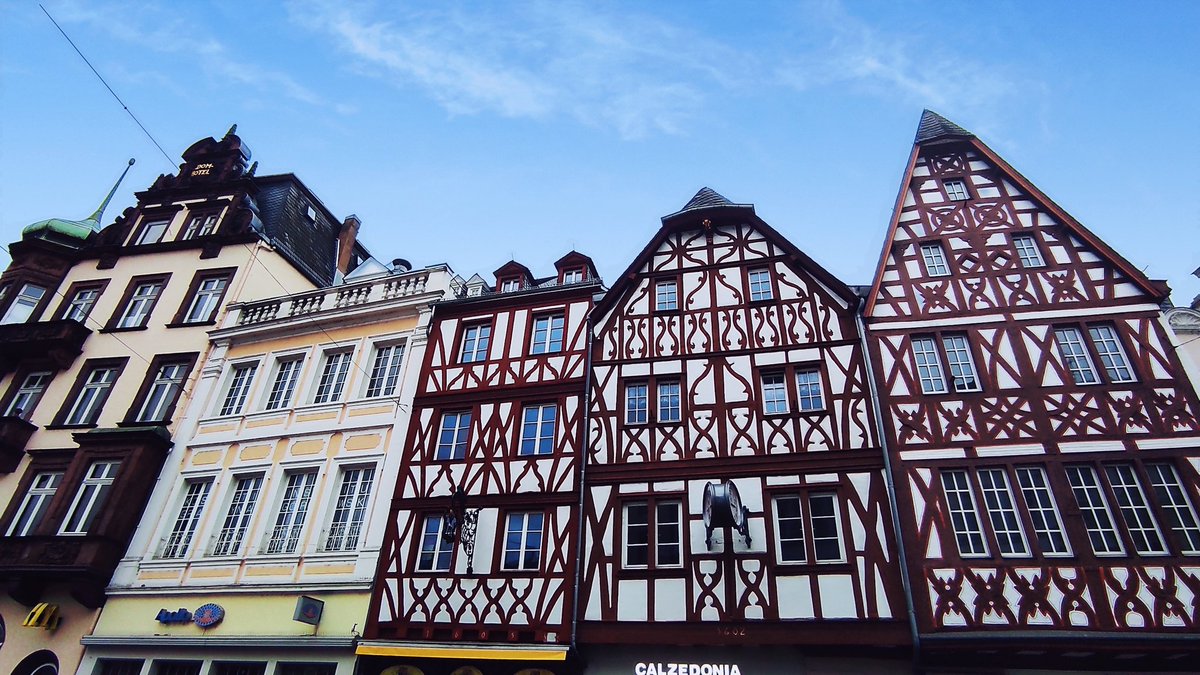DonViajon's tweet photo. #DonViajón siempre había anhelado conocer #Treveris por su famosa #portanigra por las casas natales de #carlosmarx y su variado legado arquitectónico, que seguro a tí también te encantaría!
#donviajon #visittrier #triererleben #rlperleben #romanticgermany https://t.co/TtJhgjHehk