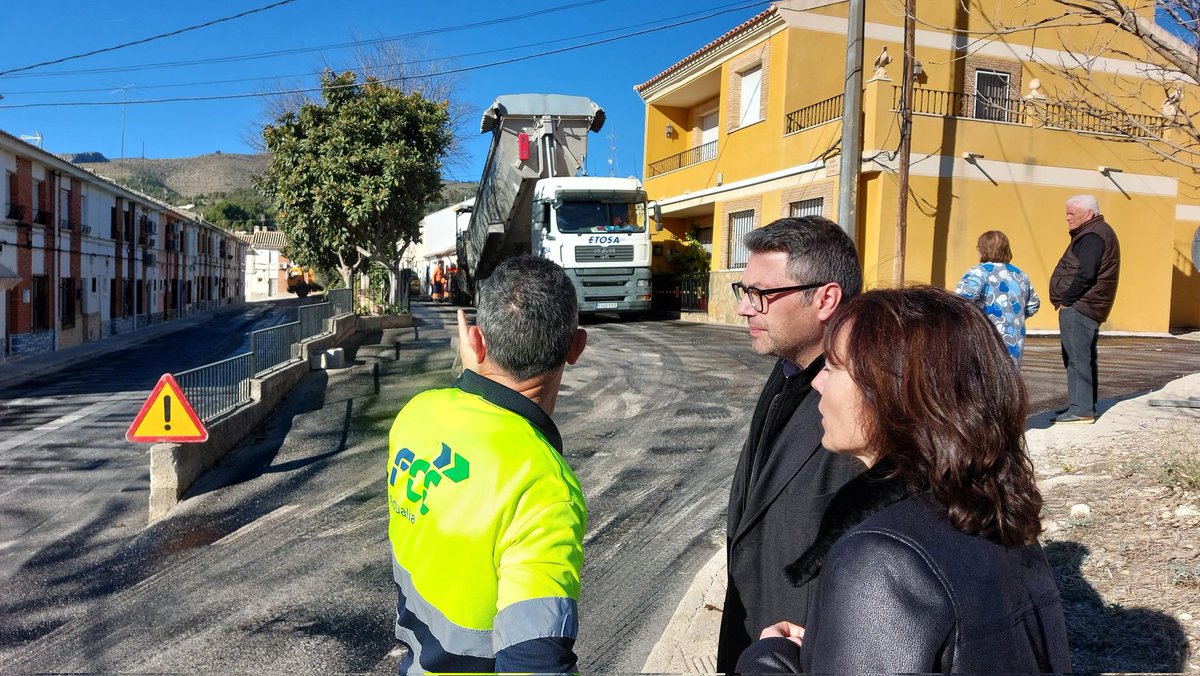 AytodeCaravaca's tweet photo. 🚧🏘 La segunda fase de las obras en el Barrio de San Vicente se centra en la renovación del asfaltado y la señalización de ocho calles. https://t.co/R9b5HvUw0j
