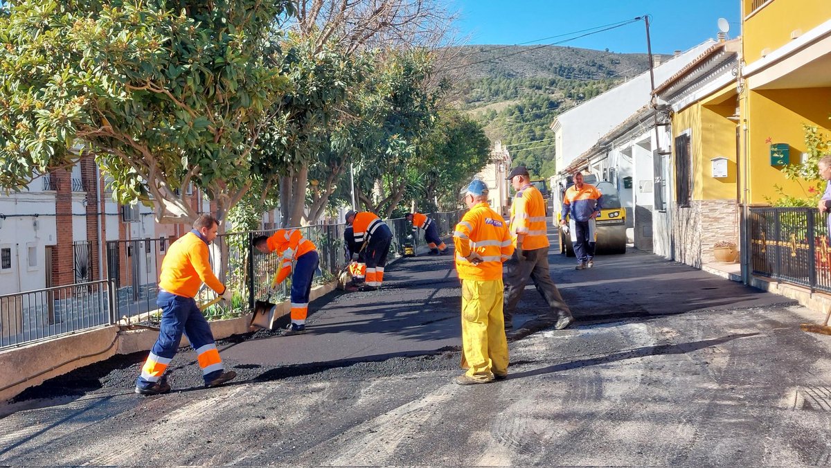AytodeCaravaca's tweet photo. 🚧🏘 La segunda fase de las obras en el Barrio de San Vicente se centra en la renovación del asfaltado y la señalización de ocho calles. https://t.co/R9b5HvUw0j