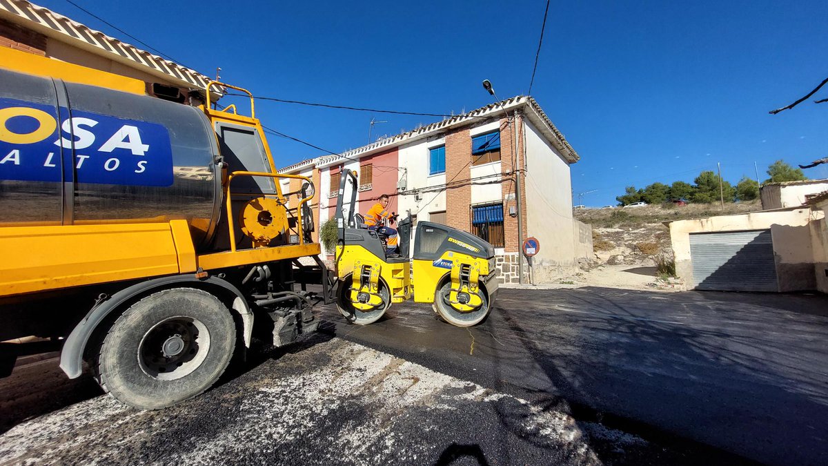 AytodeCaravaca's tweet photo. 🚧🏘 La segunda fase de las obras en el Barrio de San Vicente se centra en la renovación del asfaltado y la señalización de ocho calles. https://t.co/R9b5HvUw0j