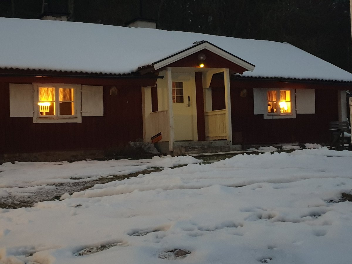 malin_thunstrom's tweet photo. @LillaJonna Ett 1700-tals torp mitt i skogen strax utanför Nävekvarn. 1,5 km till sjö och 5 km till hav. Separat hus med toa/bastu/dusch. Hästhage utanför fönstret och katter på gården. https://t.co/WphlK0snHN