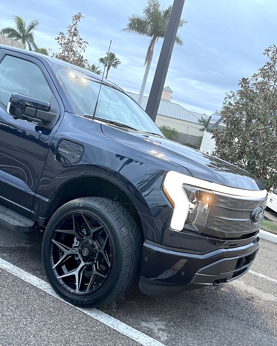 4PlayWheels's tweet photo. 4P06's on the Lightning…Full shoot live on our website gallery!
https://t.co/9a2JKDgyaF

#FORDLIGHTNING #LIGHTNING #FORDF150LIGHTNING #LIGHTNINGF150 #evtrucks #raptor #fordraptor #4playwheels #raptorsvt #22inchwheels #liftedraptor #fordf150 #f150 #liftedf150 https://t.co/xMZTPxHkSk