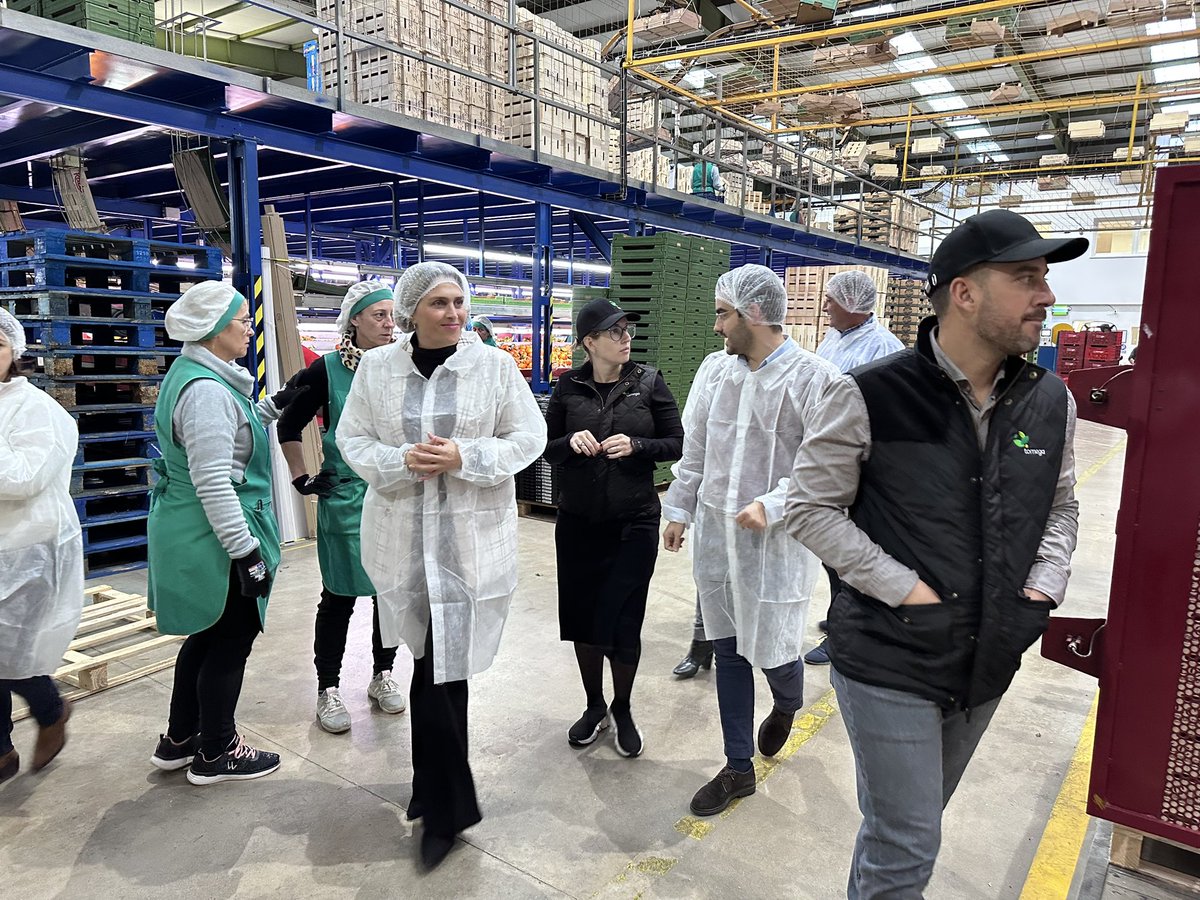 barrachinaMarta's tweet photo. 🍊Tomega representa la passió per una fruita que és orgull de la nostra província i motor econòmic de La Vall d’Uixó. 

La Vall demana atraure més inversió i defensar amb fermesa la nostra l'agricultura. Amb @Herminio_Serra construirem el municipi que els veïns mereixen. https://t.co/PkEH6jX9RA