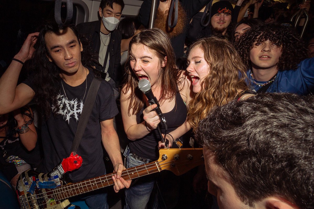 The Big Takeover: Inside last weekend’s BART car punk show 🎸🚊 Story @bysmoore Pics @kkelleherphoto for @SFGate sfgate.com/sf-culture/art…