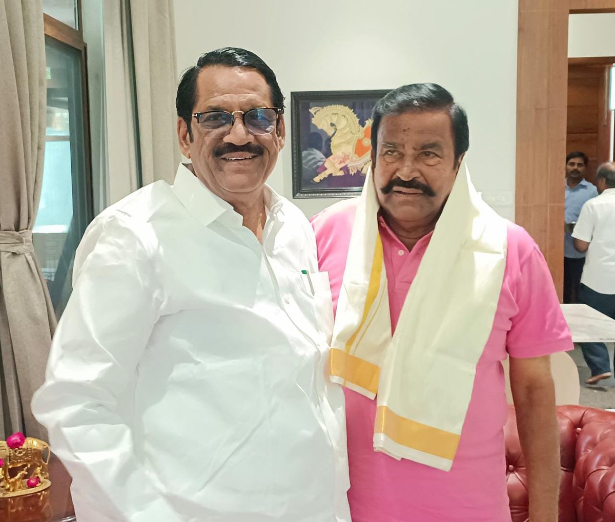 மாண்புமிகு தமிழ்நாடு முதலமைச்சர் அவர்களால், தமிழ்நாடு சேமிப்பு கிடங்கின் தலைவராக தேர்ந்தெடுக்கப்பட்டதை யொட்டி  கழக முதன்மைச் செயலாளரும், மாண்புமிகு நகர்ப்புற வளர்ச்சித் துறை அமைச்சருமான திரு. கே.என்.நேரு அவர்களை மரியாதை நிமித்தமாக சந்தித்து வாழ்த்து பெற்ற போது...!