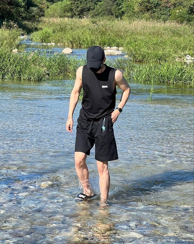 mirakuluskz's tweet photo. Sleeveless Leeknow is everyone’s weakness a thread 😳: https://t.co/pwwNYKc43e