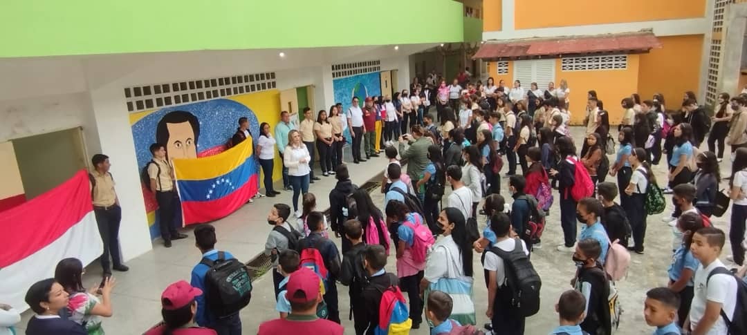 Con alegría y disciplina se inicio el segundo momento del año escolar 2022- 2023 luego del receso navideño en el estado Trujillo.
@MPPEDUCACION 
<a href="/_LaAvanzadora/">Yelitze Santaella</a> 
@ZonaEduTrujillo 
<a href="/MariiaPalomares/">Maria Palomares</a>  
<a href="/zaacrojo/">Isaac Rojo</a>
