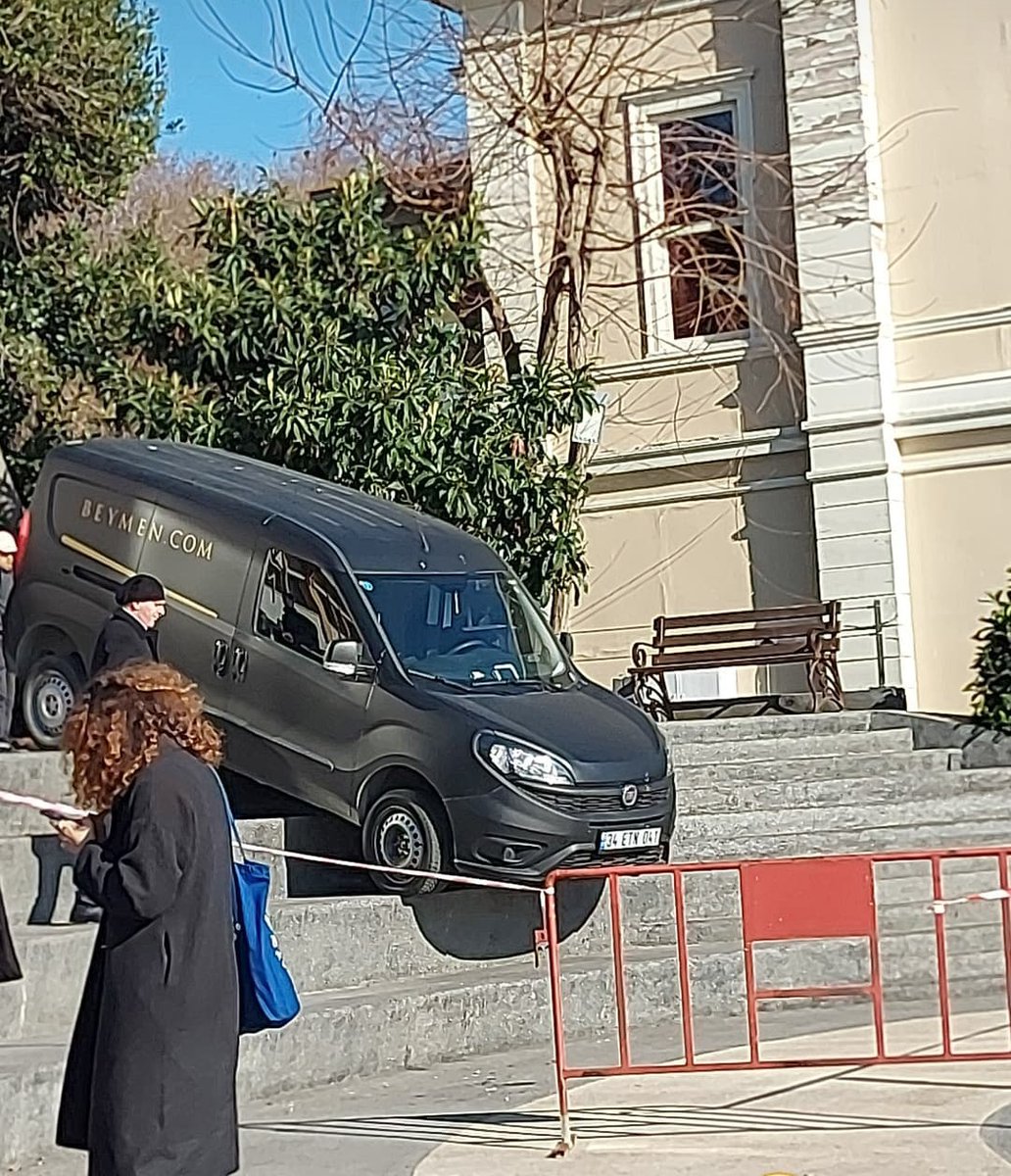 101. ön kantinde merdivenden düşen beymen arabası
(kraliçeyi unutursak kalbimiz kurusun)