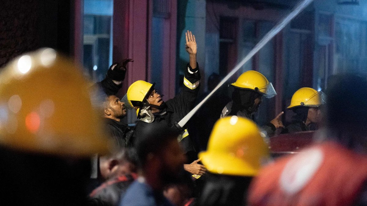 Now, let's talk about the availability of water for firefighting. Fire vehicles carry a limited amount for initial response. No hydrants, so our FRS drafts its water supply from the lagoon surrounding Male. A time staking operation to relay water. Imagine doing that in Hulhumale!