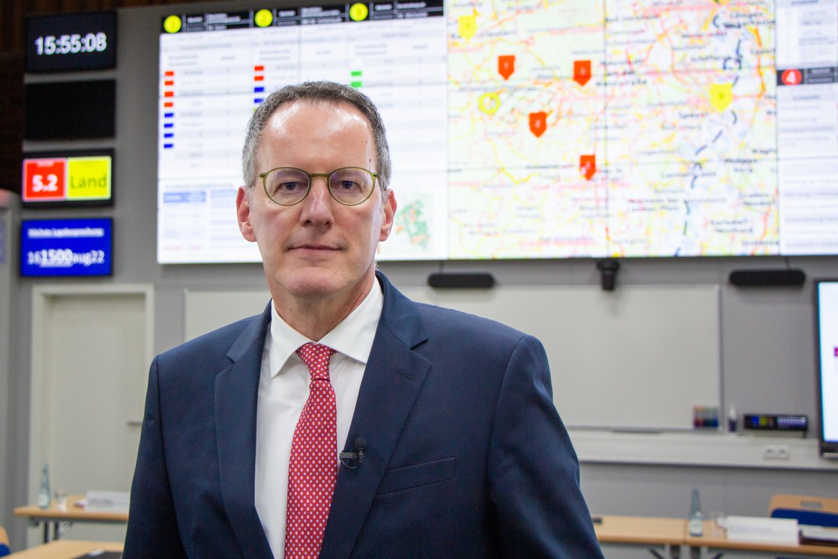 Innenminister Michael #Ebling hat an der Feuerwehr- &amp; Katastrophenschutzakademie #RLP erste Meilensteine zur #Katastrophenschutz-Neuaufstellung vorgestellt. 🚨 Er präsentierte dabei auch Räumlichkeiten, die ab sofort für die Stabsarbeit im Ernstfall genutzt werden können.