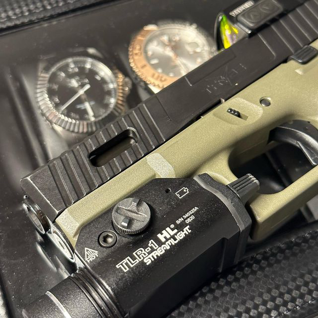 TRYBEDefense's tweet photo. EDC Essentials 👌
.
📸 by @tactical_gentlemen 
.
#TRYBEDefense #EDC #PewPew #guns #watch #glock https://t.co/78QQXzwL8j