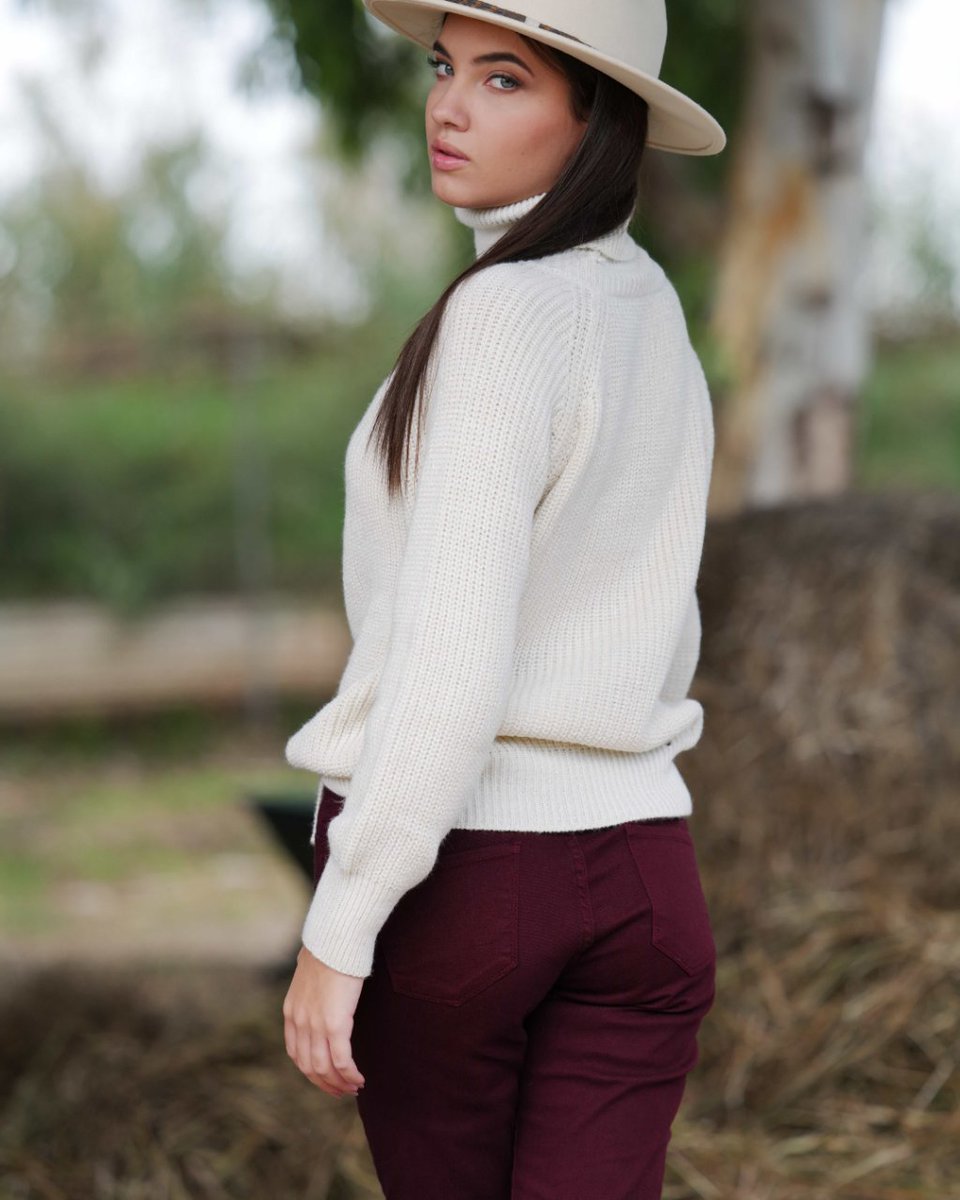 lolitasyl's tweet photo. Si lo tienes tan claro, que mejor que un jersey con lurex ✨, para darle un toque, y con cuello tortuga, para ir bien abrigada en invierno 🌨️

Nada 😉, no te lo pienses más, este es el jersey que andabas buscando

#lolitasyl #moda #fashion #invierno22 #outfitoftheday
.
.
. https://t.co/FAbNvfEl7Y