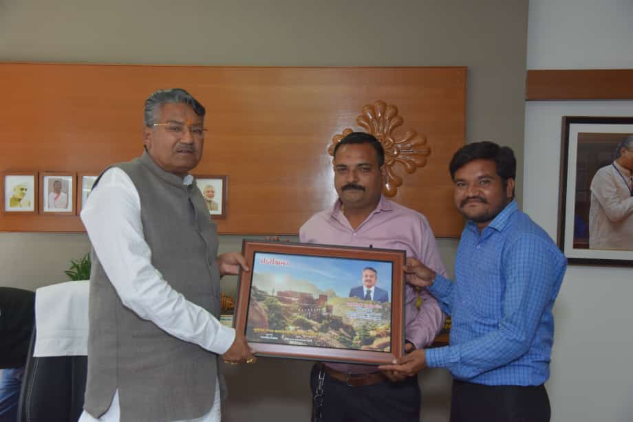 Guj_Gramsevak's tweet photo. ગુજરાત રાજ્ય ગ્રામસેવક મહામંડળ દ્વારા કૃષિમંત્રી શ્રી @RaghavjiPatel સાહેબ તેમજ પંચાયત મંત્રી શ્રી @bachubhaikhabad સાહેબ ની શુભેચ્છા મુલાકાત કરી અને ગ્રામસેવક ના પડતર પ્રશ્નો ની વિસ્તાર થી ચર્ચા કરવામાં આવી....@Rohitkhemrajdan @BIHOLABHARATSI3 https://t.co/vBLfkfwjbV