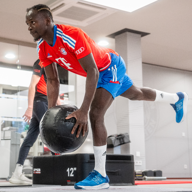 FCBayern's tweet photo. 𝗕𝗲𝗵𝗶𝗻𝗱 𝘁𝗵𝗲 𝘀𝗰𝗲𝗻𝗲𝘀: So läuft die Reha von Sadio #Mané beim #FCBayern. 💪

👉 https://t.co/EcVPsHPzrQ

#MiaSanMia