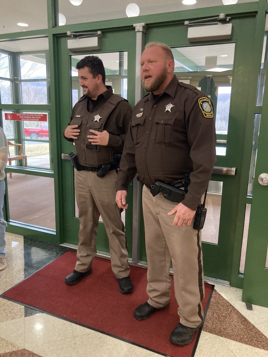 smythsheriff's tweet photo. Guidance counselor, Meghan Parker, and Marion Elementary 5th grade Service Club members made snack bags for the deputies! We are extremely grateful for your generosity and thoughtfulness! https://t.co/gyGaPkL6W9