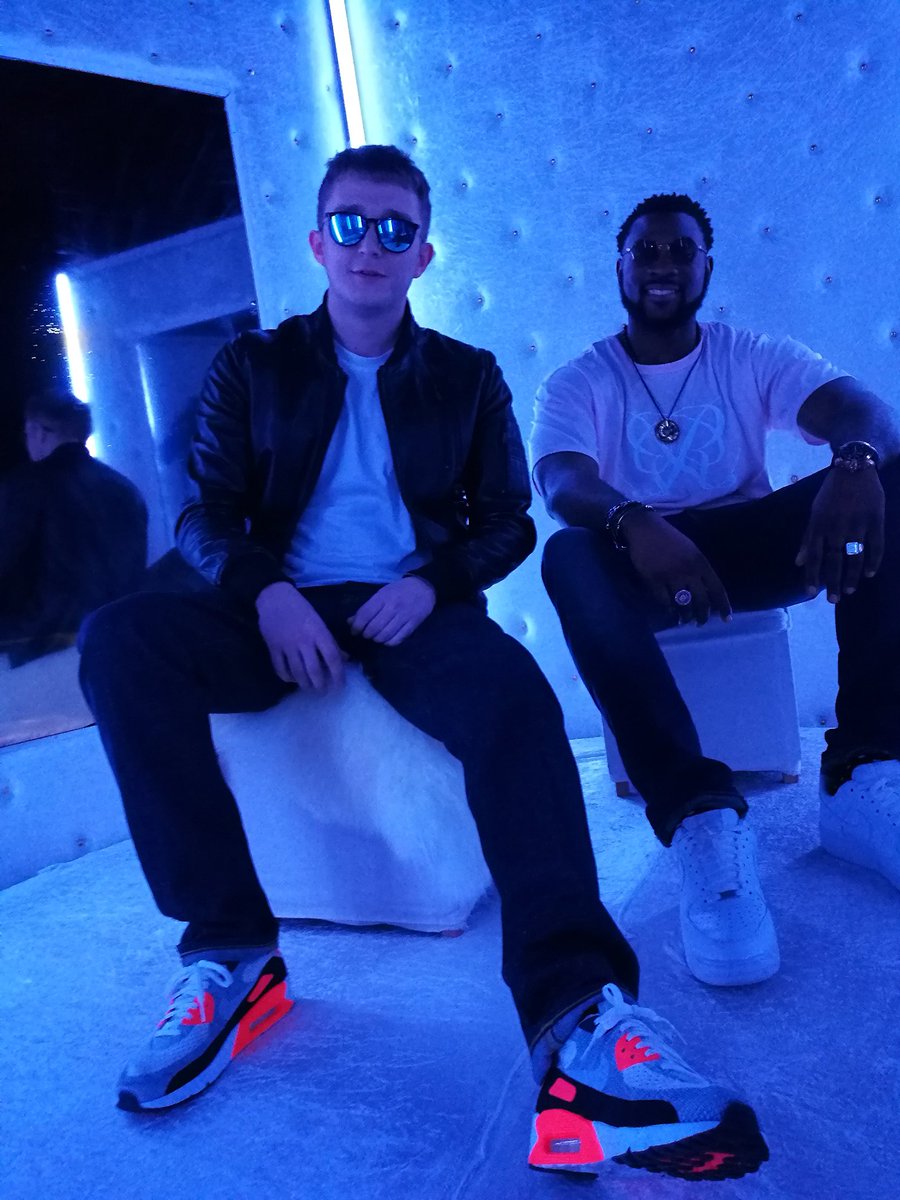 DamsoMorose's tweet photo. Vitrine de Vald et Damso remporte le tournoi du meilleur Feat de la carrière de Dems 🖖🏾 https://t.co/QeenKrnFHX
