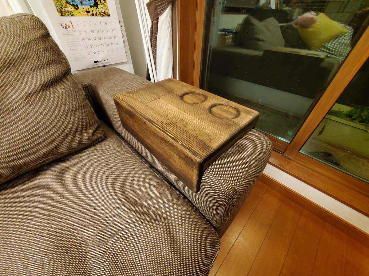 num14ofSCO's tweet photo. 新しいソファ買ったので、久し��りの木工で、サイズぴったりのサイドテーブルを作ってみた。 https://t.co/IKm7b9VzjF