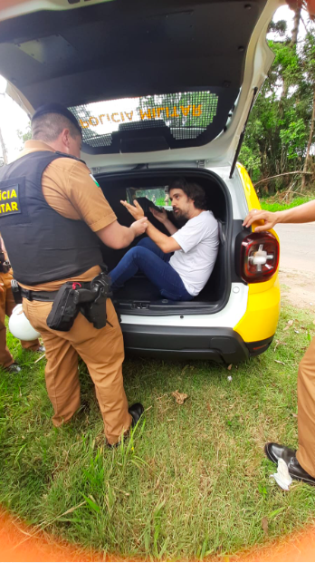 A PM do PR prendeu o jornalista Pedro Carrano, do Brasil de Fato. Ele fazia cobertura da descoupação do Campo de Santana, em Curitiba, e foi proibido de acompahar a ação da Polícia. Como insistiu em fazer seu trabalho, acabou detido. Isso sim é atentado à liberdade de imprensa.