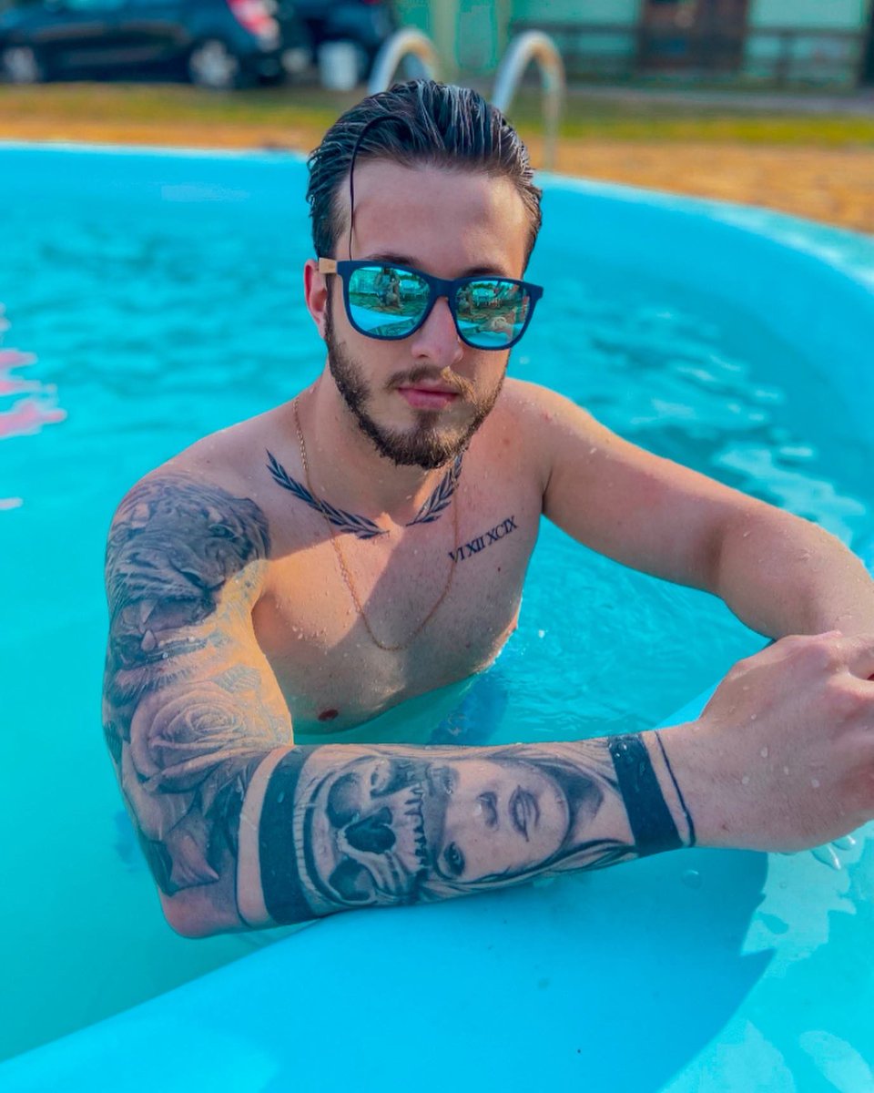 fabext_'s tweet image. Impossível ser triste em uma piscina né 🫠