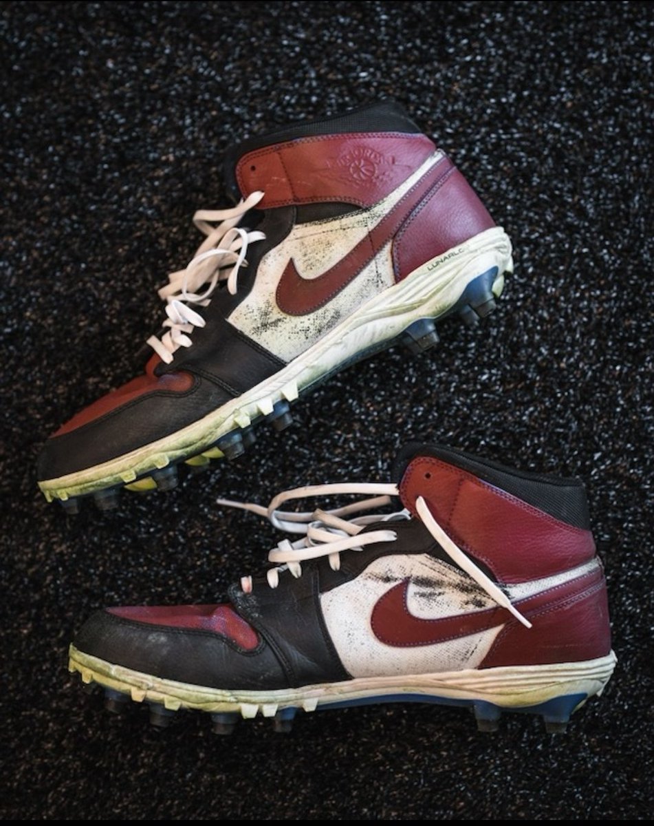 HogfarmerChris's tweet photo. 🚨 GIVEAWAY 🚨 

Game worn @charleslenojr72 autographed cleats from the 2022 Washington Commanders season. 🔥 

To Enter:
✅️Retweet 
✅️Comment #WPMOYChallenge    Leno

[Its 𝘿𝙤𝙪𝙗𝙡𝙚 𝙋𝙤𝙞𝙣𝙩𝙨 𝘿𝘼𝙔]

Winner selected on 1/12 https://t.co/8VnlX6eHy7