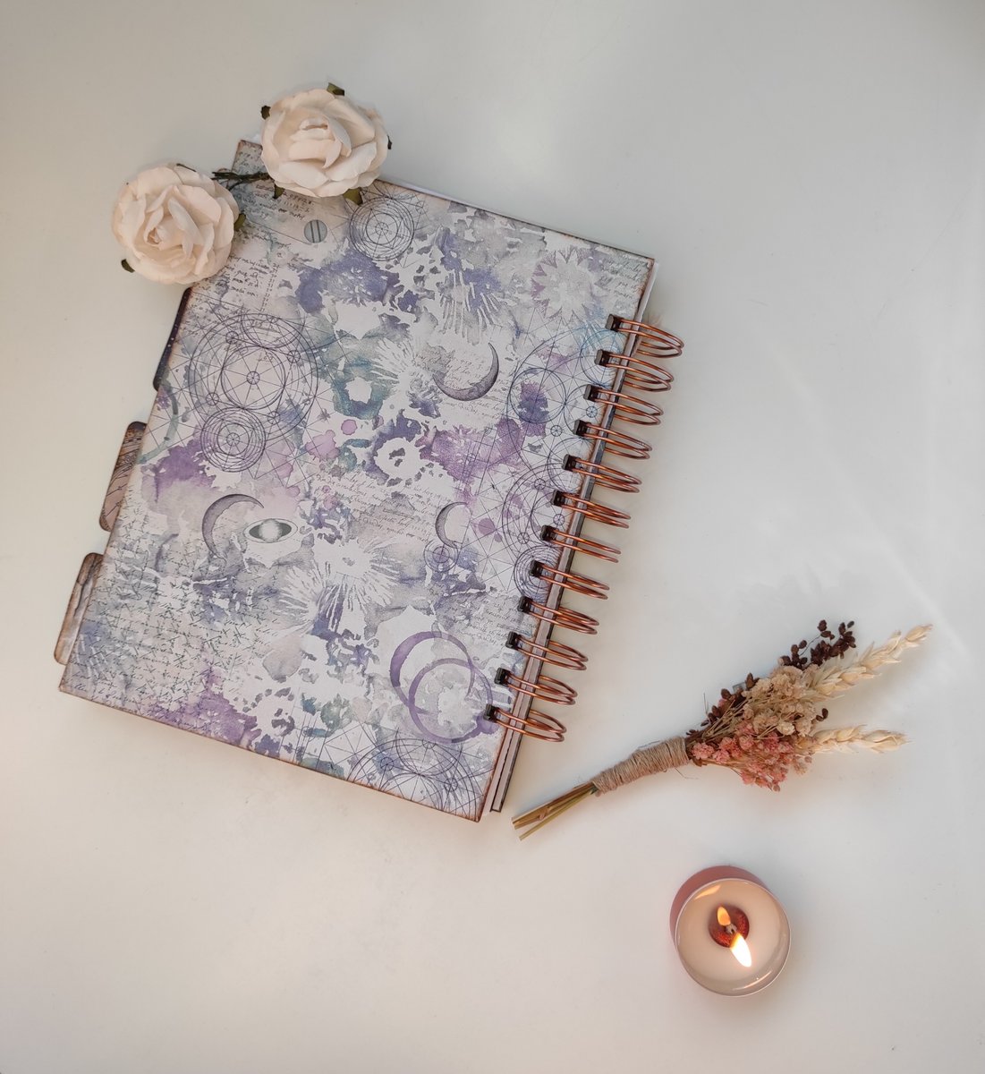 ¡Buenas tardes,😊Scraper@s😊!

Os dejamos un ejemplo de libreta realizado con la colección Cosmos de <a href="/crisradovan/">Cristina Radovan</a>💞.

¡Contactad con nosotras si queréis vuestra libreta única🤩!