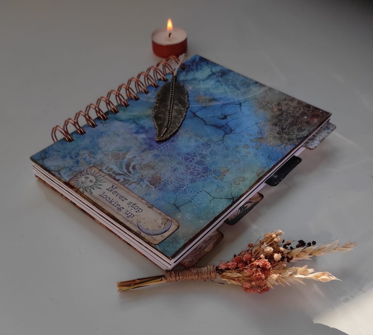 ColeccionesBela's tweet photo. ¡Buenas tardes,😊Scraper@s😊!

Os dejamos un ejemplo de libreta realizado con la colección Cosmos de @crisradovan💞.

¡Contactad con nosotras si queréis vuestra libreta única🤩! https://t.co/Ms1XzeBt20