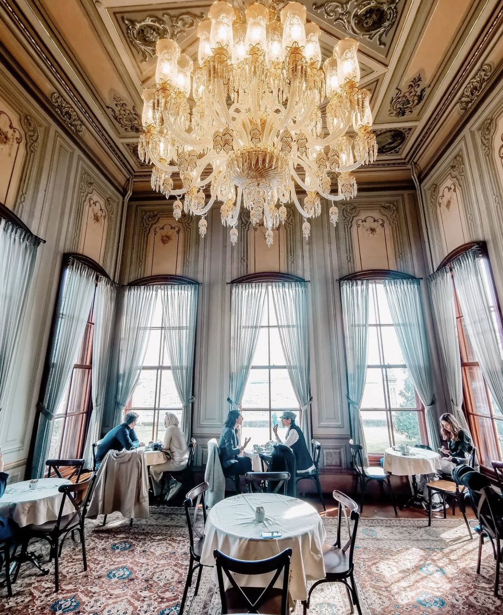 Beşiktaş, Şeker Ahmet Paşa Çay Salonu’na git.