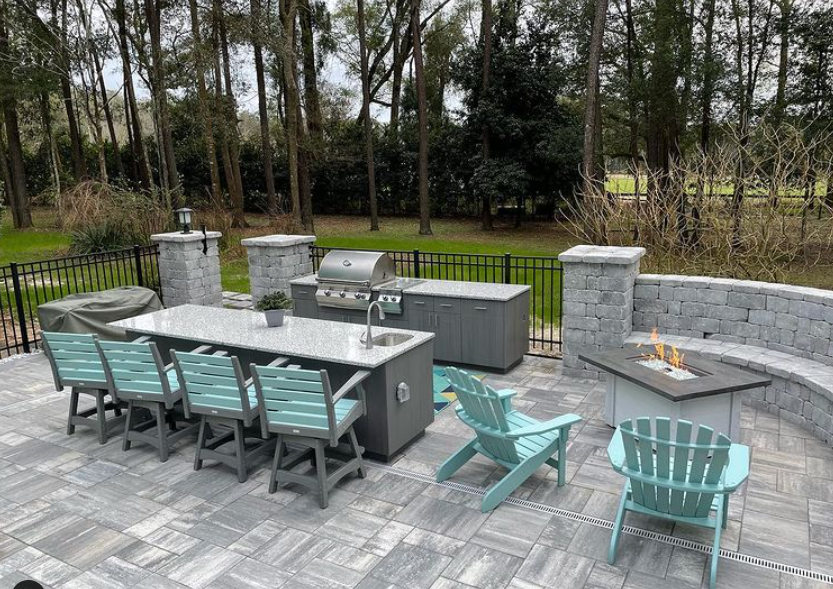 Yeah, this setup would do. (Psst... it's also on sale) ow.ly/r43E50MmVgo #bringhomeoutside #patioinspiration #outdoorkitchen #firepit