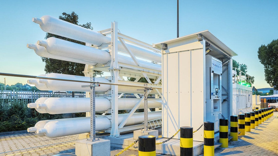 #HHLA &amp; <a href="/Lindeplc/">Linde plc</a> Build #Hydrogen Filling Station in the #PortofHamburg - The heart of the filling station is an energy-efficient high-pressure ionic compressor that compresses the hydrogen up to 450 bar - bit.ly/3QxnuM0 #HydrogenNow #HydrogenEconomy #HydrogenNews #H2