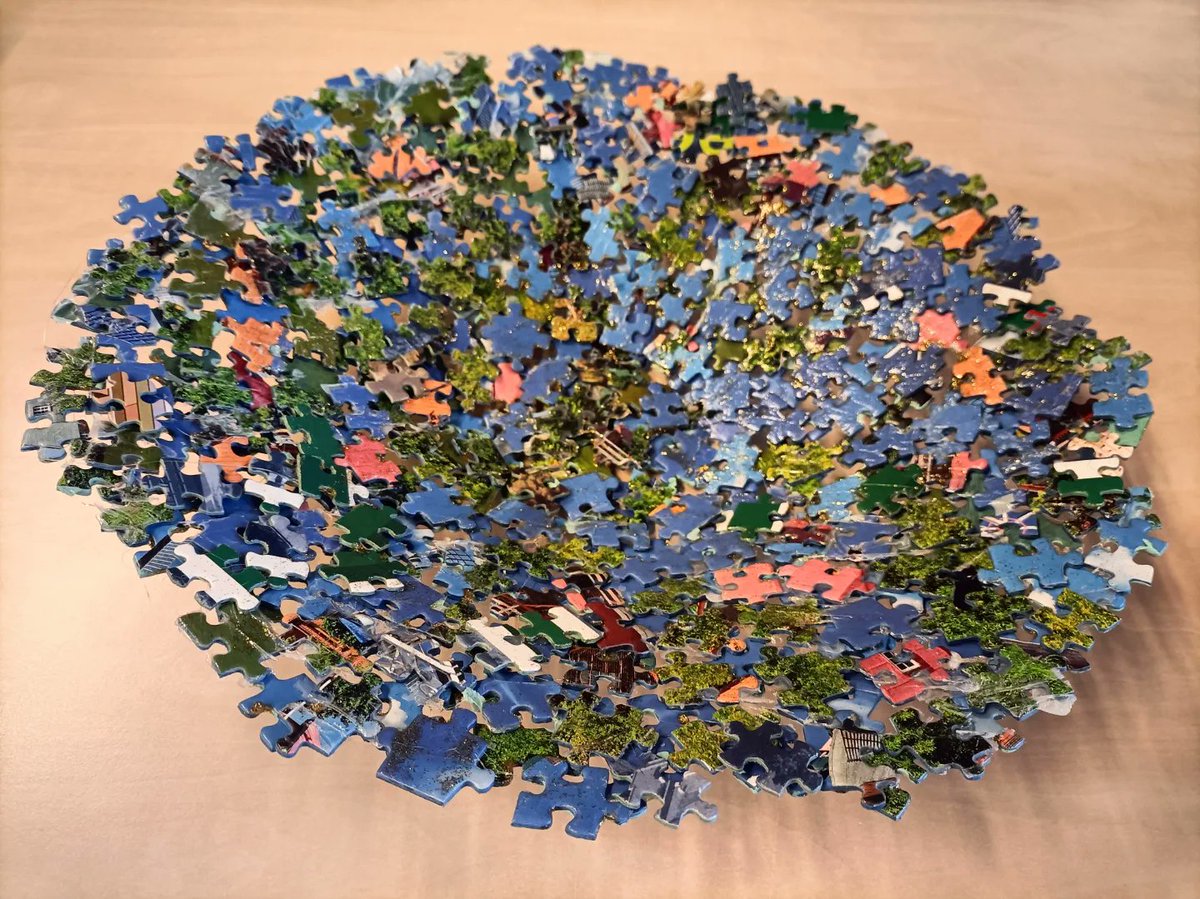 HHiphuis's tweet photo. Wat doe je met puzzels waarvan stukjes missen? Creatief hergebruiken! Met lijm en puzzelstukjes maak je een mooie schaal!! #hethiphuis #creatief #recycle #hergebruik #duurzaam #nbec #Deventer #dagbesteding https://t.co/wiLKQXtQBF