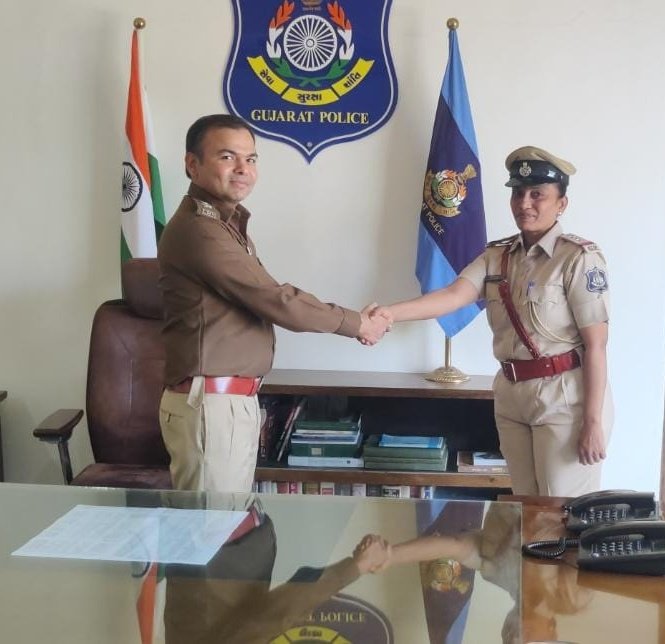 SP_Amreli's tweet photo. આજરોજ મે.પોલીસ અધિક્ષકશ્રી હિમકર સિંહ દ્વારા અત્રે જિલ્લાના કુલ ૧૦ બિન હથિયારી એ.એસ.આઇ.ને તદ્દન હંગામી ધોરણે બિન હથિયારી પો.સ.ઈ. તરીકે બઢતી આપી અને શુભેચ્છા પાઠવામાં આવી. 
@sanghaviharsh 
@Harsh_Office
@dgpgujarat 
@GujaratPolice 
@IGP_BHR_RANGE https://t.co/NQjb4WBUOx
