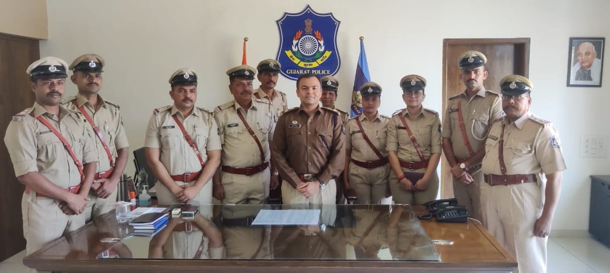 SP_Amreli's tweet photo. આજરોજ મે.પોલીસ અધિક્ષકશ્રી હિમકર સિંહ દ્વારા અત્રે જિલ્લાના કુલ ૧૦ બિન હથિયારી એ.એસ.આઇ.ને તદ્દન હંગામી ધોરણે બિન હથિયારી પો.સ.ઈ. તરીકે બઢતી આપી અને શુભેચ્છા પાઠવામાં આવી. 
@sanghaviharsh 
@Harsh_Office
@dgpgujarat 
@GujaratPolice 
@IGP_BHR_RANGE https://t.co/NQjb4WBUOx