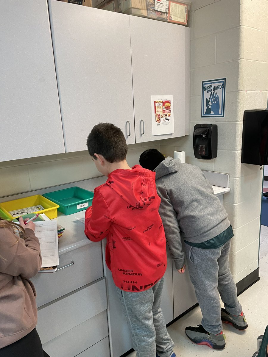 dcollinsela's tweet photo. Yesterdays, to introduce our new argumentative text unit, students did a gallery walk! They analyzed ads and petitions to identify their claims and evidence. #cheetahpride #WEareLakota https://t.co/V28dDSZi0T