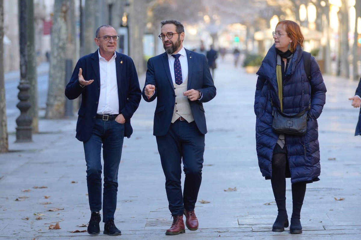 territoricat's tweet photo. 📷 El #conseller @julifernandez visita la @paerialleida
👆 Trobada per parlar de mobilitat, transports i urbanisme de la ciutat de #Lleida
➡️ Amb el #paer en cap @MiquelPueyo, la #delegada Montse Bergés i autoritats https://t.co/WKbetmFZv8