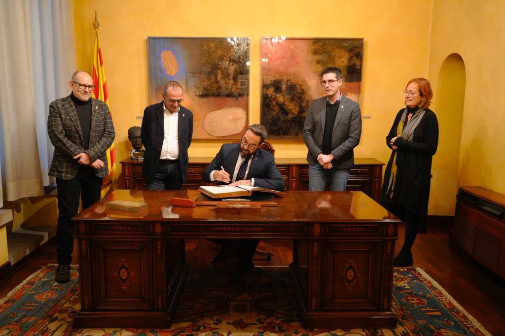 territoricat's tweet photo. 📷 El #conseller @julifernandez visita la @paerialleida
👆 Trobada per parlar de mobilitat, transports i urbanisme de la ciutat de #Lleida
➡️ Amb el #paer en cap @MiquelPueyo, la #delegada Montse Bergés i autoritats https://t.co/WKbetmFZv8
