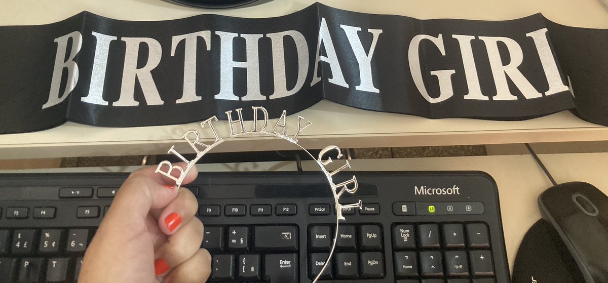 klroocha's tweet photo. Não quero mais militância, minha fantasia do #Hello31 chegou! Kkkkkkkkkk quero ser fútil e só me importar com meu aniversário 😂 https://t.co/YcBUGv3dNS