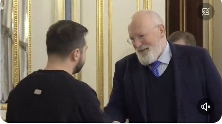 Timmermans blij na onderhandelingen. Oekraïne gaat vanaf nu alleen roepen. Pief paf poef jij bent dood en dan geven de Russen zich over. Zo is de oorlog ook klimaatneutraal. Iedereen happy.