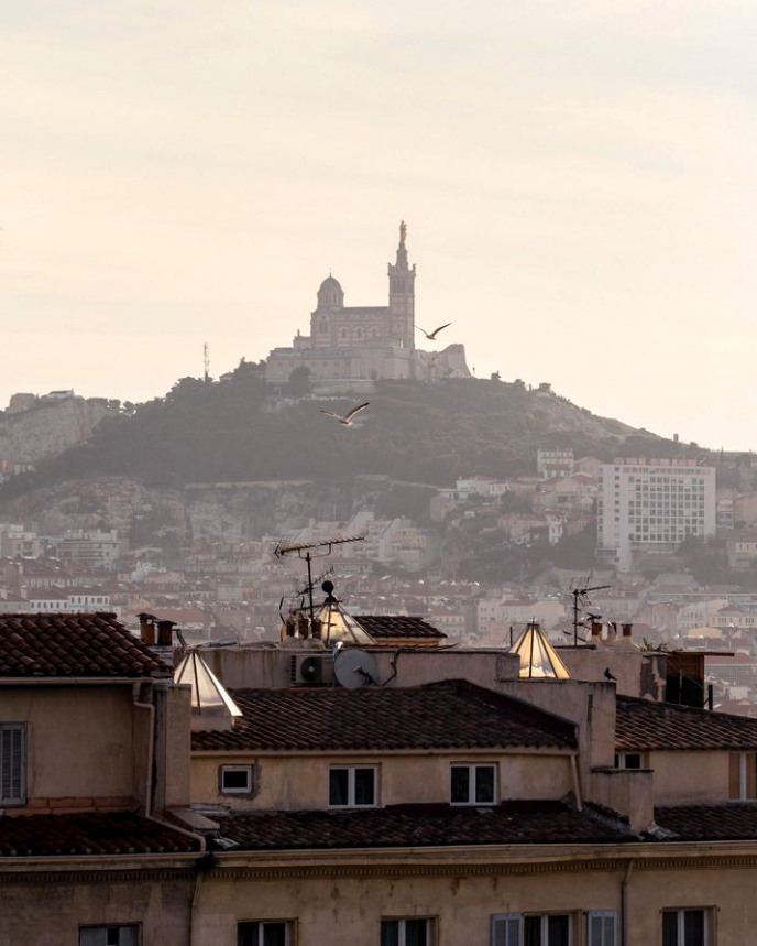 MadeMarseille's tweet photo. Quand on sort de la gare Saint-Charles, on ne voit qu'elle : la Bonne Mère accueille les visiteurs à Marseille 😊

📸 @fromswitzerlandtoworld https://t.co/Xjv8cRdR5F