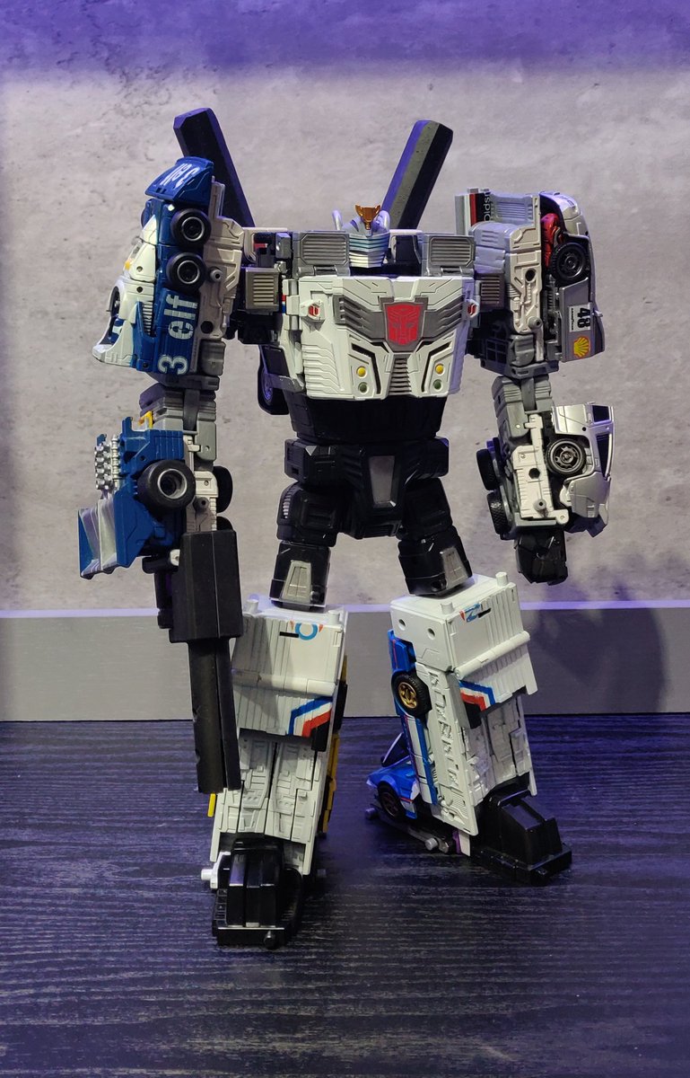 TheClutterdDesk's tweet photo. So after 8 months the Autobot race team project is finished and I gladly give you VictoryLap

Thoughts?

Extremely massive thanks to @Sam_Makes_Toys for his help on the amazing combiner head.

#Transformers #combiner #Maccadam #custom #race https://t.co/izWTCSOd5P