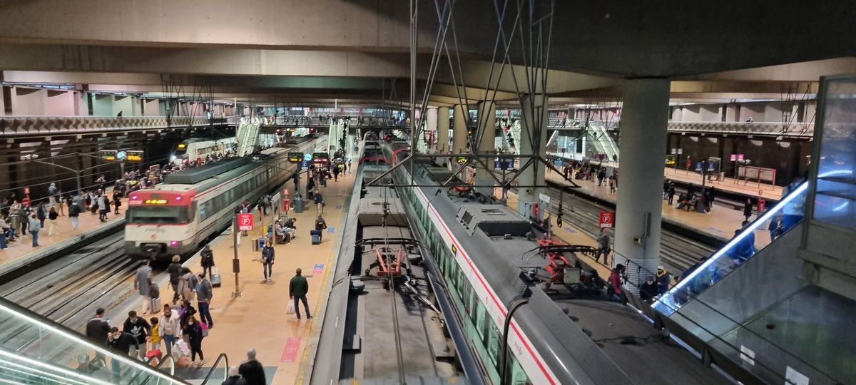 Llevo 30 años pasando por la estación de Cercanías de Atocha y hoy se me ha ocurrido pensar que quizá su fealdad se te infiltra un poco en el alma, y que sus ásperas paredes, vigas grises, techo con goteras... hacen más triste la vida de los 200.000 que la transitamos a diario.