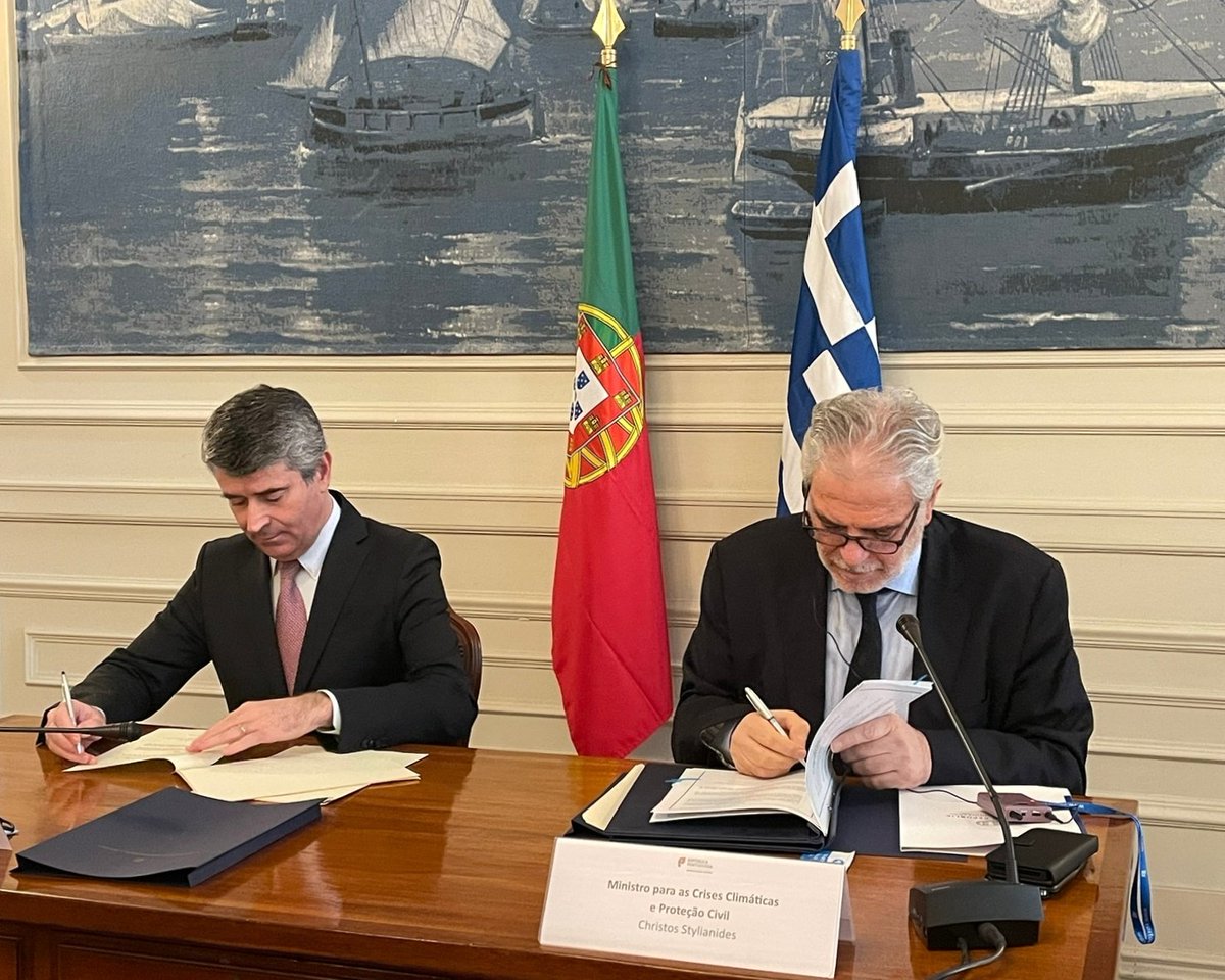 #Lisbon Mtg w/#Portugal Minister for Home Affairs @jl_carneiro Pleased to sign an Agreement on the field of #civilprotection to upgrade & enhance 🇬🇷🇵🇹strong bilateral 🤝& within🇪🇺 #EUCivPro #rescEU Working together on prevention & management of #naturaldisasters #climatecrisis